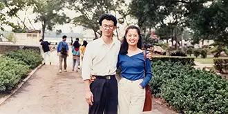 36 年前與夫人（學姐）相識相伴，從青春年華走入深厚責任與家庭安定